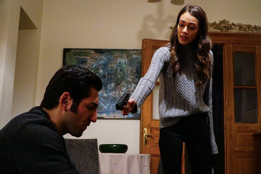 sena pointe son arme sur Mahsoun çukur ep 51