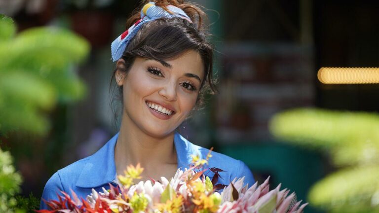 Hande Erçel, actrice turque de sen çal kapimi