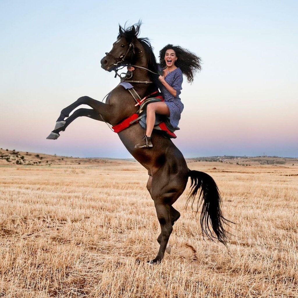 hercai saison 3 ebru sahin a cheval