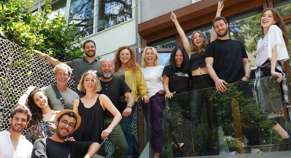 les acteurs de la série iyi gunde kotu gunde