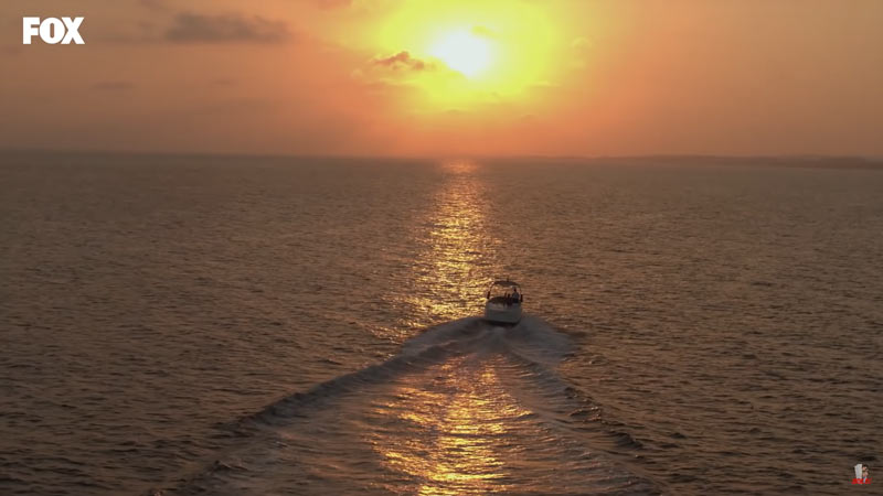 eda et serkan sur un yacht au coucher du soleil dans sen cal kapimi episode 5