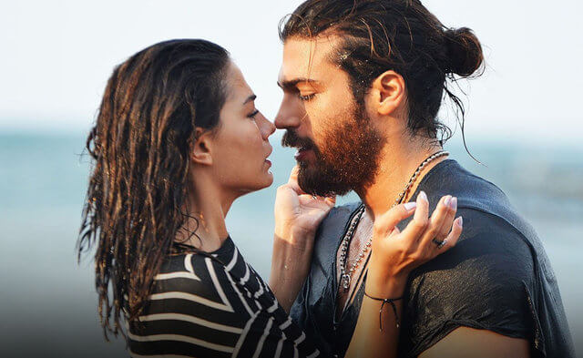 can yaman et Demet ozdemir l'amour secret